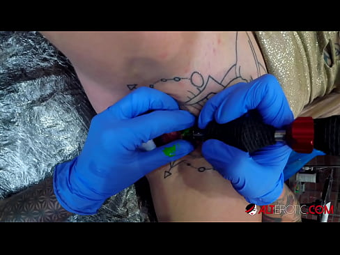 ❤️ Экстремально татуированная красотка Sully Savage сделала татуировку на клиторе ❤️ Порно фб на сайте ru-pp.ru ❤